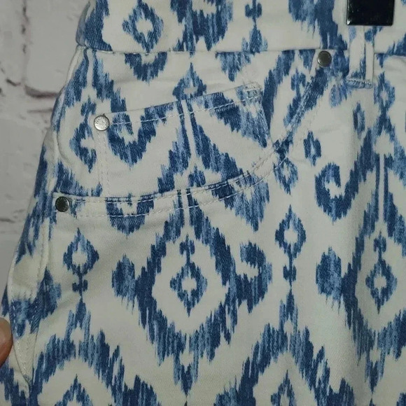 Chico’s So Slimming Stretch Blue and White Ikat Patterned Jeans Size 2.5 - Picture 2 of 16